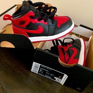 Toddler size 7c barely worn Jordan 1 mid!!!